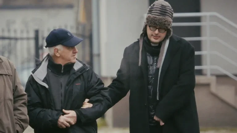 Kadr z filmu „Dzień dziecka księdza Jana Kaczkowskiego"